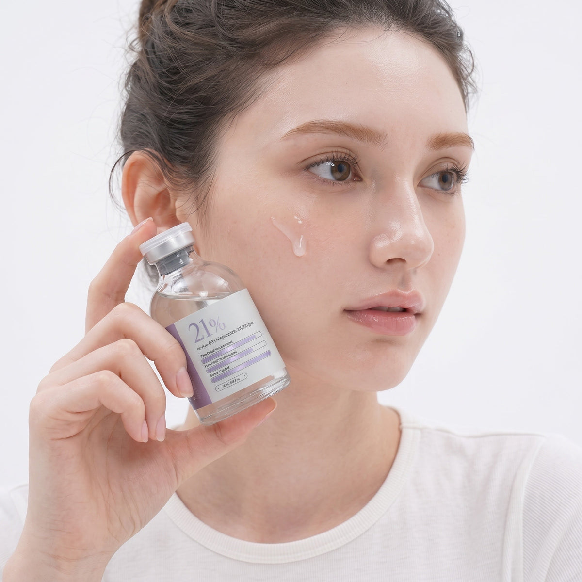 The 01 Pore Tightening ampoule held at the cheek, niacinamide at 21 percent.